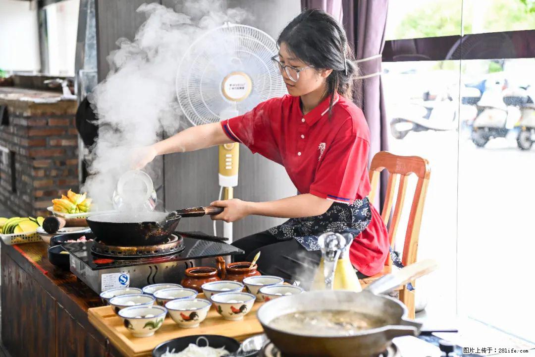 全网追的“扁担女孩”，找了一份暑假工，时薪12元 - 阜新生活资讯 - 阜新28生活网 fx.28life.net